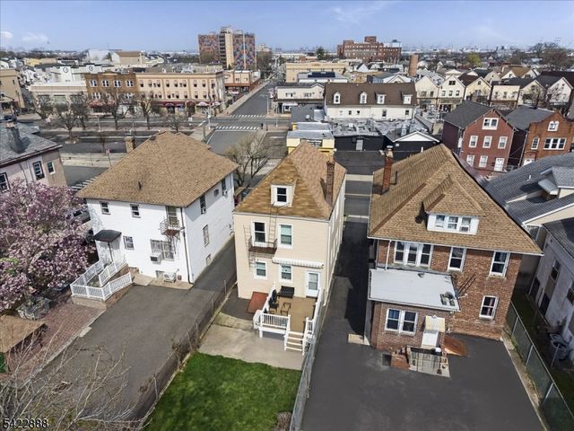 652 54 1St Ave, Elizabeth City, NJ 07202