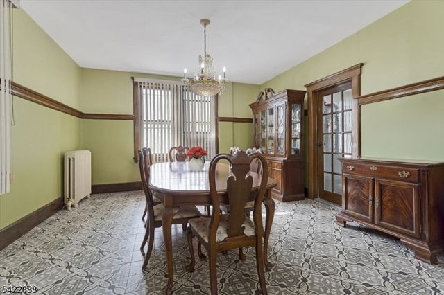 652 54 1St Ave, Elizabeth City, NJ 07202
