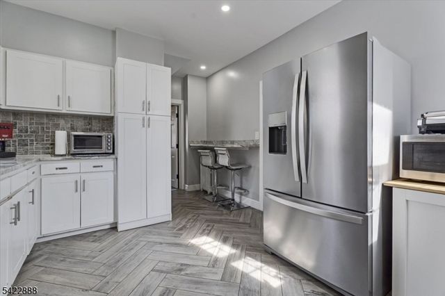 652 54 1St Ave, Elizabeth City, NJ 07202