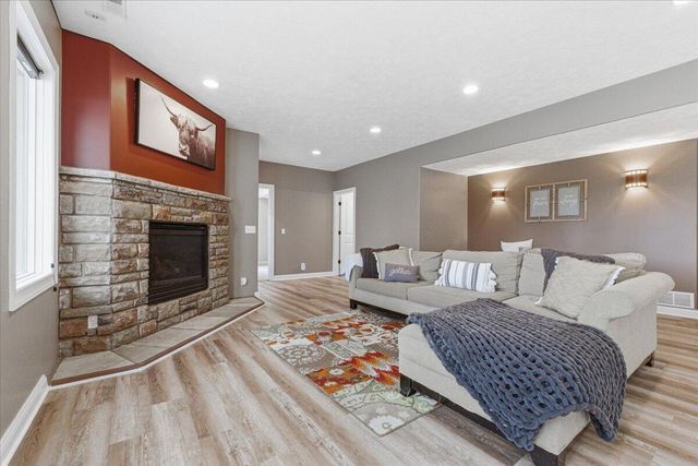 211 PARKWILD Drive, Council Bluffs, IA 51503