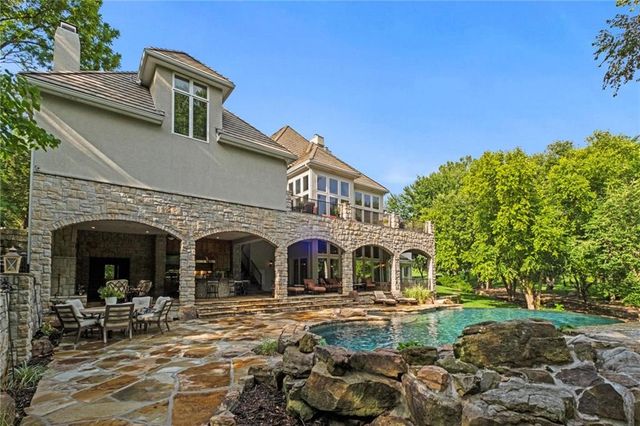 425 NE Saint Andrews Circle, Lee's Summit, MO 64064