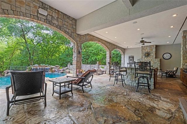 425 NE Saint Andrews Circle, Lee's Summit, MO 64064