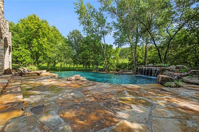 425 NE Saint Andrews Circle, Lee's Summit, MO 64064