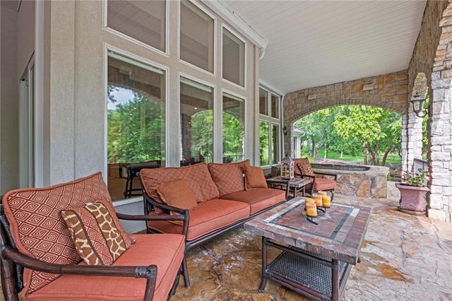 425 NE Saint Andrews Circle, Lee's Summit, MO 64064