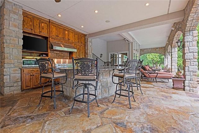 425 NE Saint Andrews Circle, Lee's Summit, MO 64064