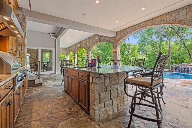 425 NE Saint Andrews Circle, Lee's Summit, MO 64064