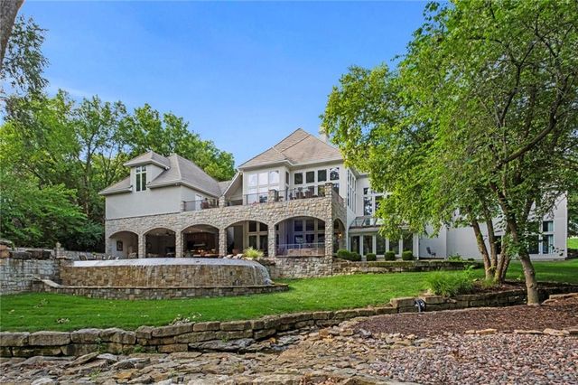 425 NE Saint Andrews Circle, Lee's Summit, MO 64064