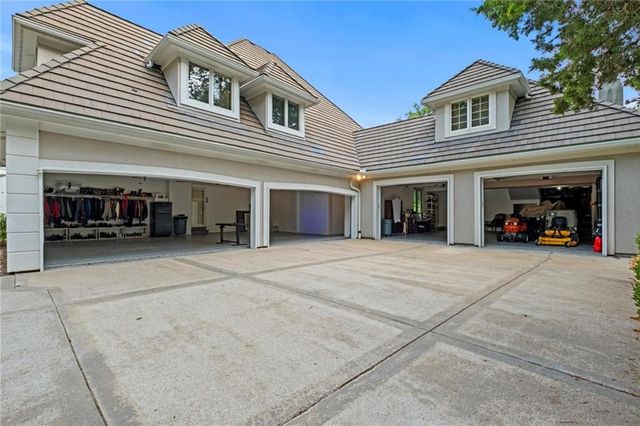 425 NE Saint Andrews Circle, Lee's Summit, MO 64064