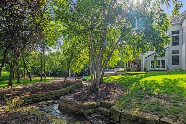 425 NE Saint Andrews Circle, Lee's Summit, MO 64064