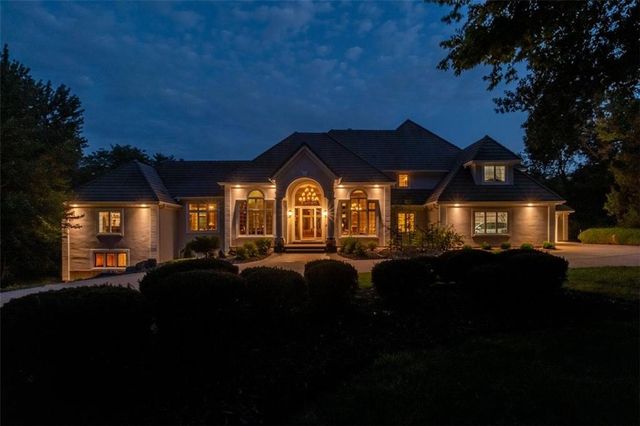425 NE Saint Andrews Circle, Lee's Summit, MO 64064