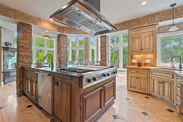425 NE Saint Andrews Circle, Lee's Summit, MO 64064