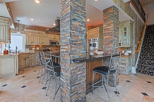 425 NE Saint Andrews Circle, Lee's Summit, MO 64064