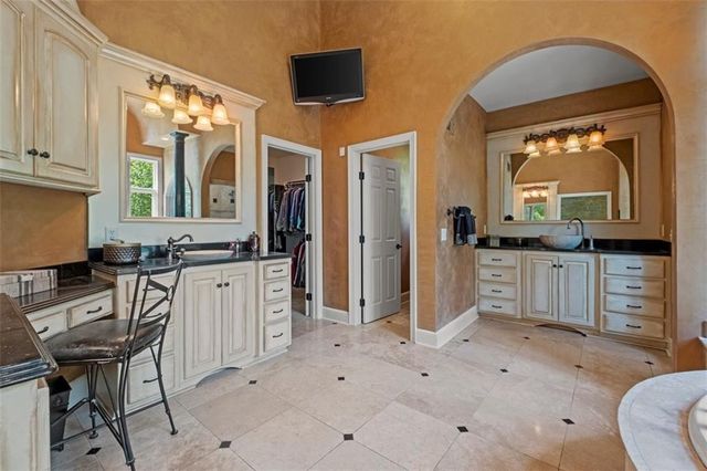 425 NE Saint Andrews Circle, Lee's Summit, MO 64064