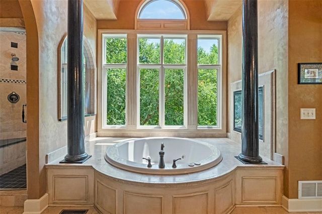 425 NE Saint Andrews Circle, Lee's Summit, MO 64064