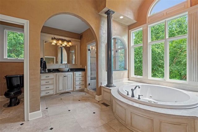 425 NE Saint Andrews Circle, Lee's Summit, MO 64064