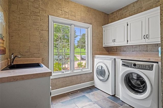 425 NE Saint Andrews Circle, Lee's Summit, MO 64064