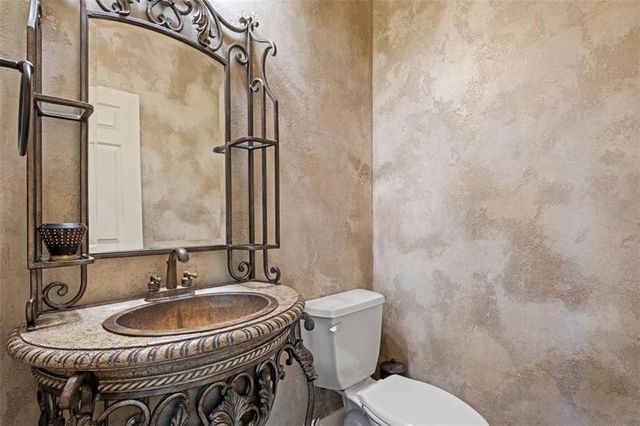 425 NE Saint Andrews Circle, Lee's Summit, MO 64064