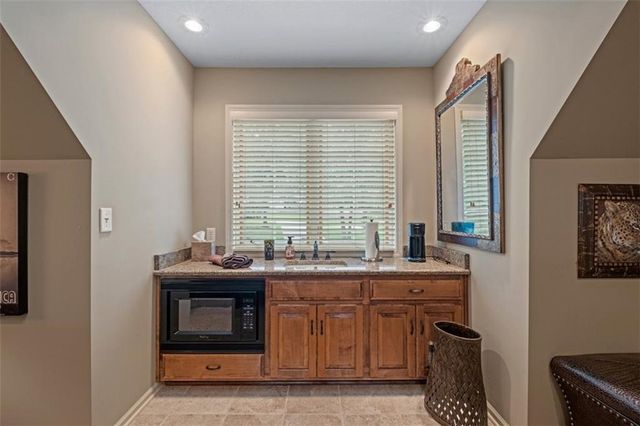 425 NE Saint Andrews Circle, Lee's Summit, MO 64064