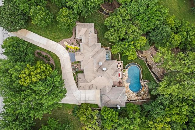 425 NE Saint Andrews Circle, Lee's Summit, MO 64064