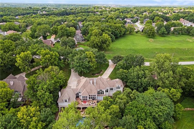 425 NE Saint Andrews Circle, Lee's Summit, MO 64064