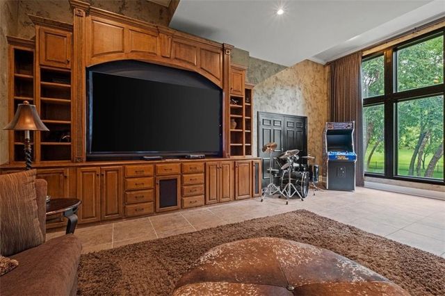 425 NE Saint Andrews Circle, Lee's Summit, MO 64064