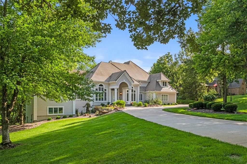 425 NE Saint Andrews Circle, Lee's Summit, MO 64064