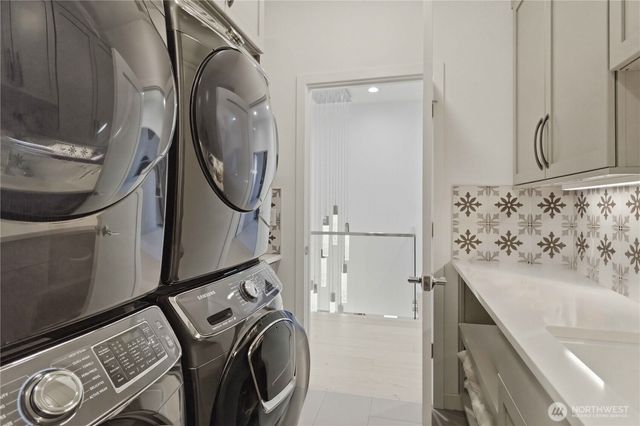 9215 NE 32nd Street, Clyde Hill, WA 98004