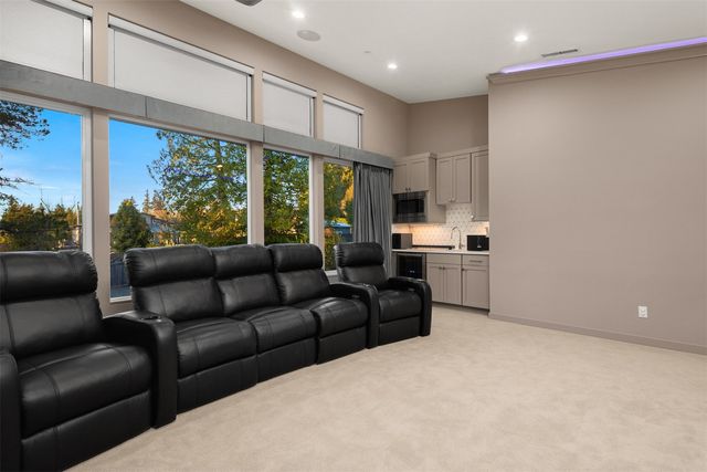 9215 NE 32nd Street, Clyde Hill, WA 98004