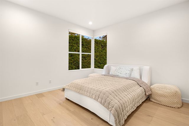 9215 NE 32nd Street, Clyde Hill, WA 98004