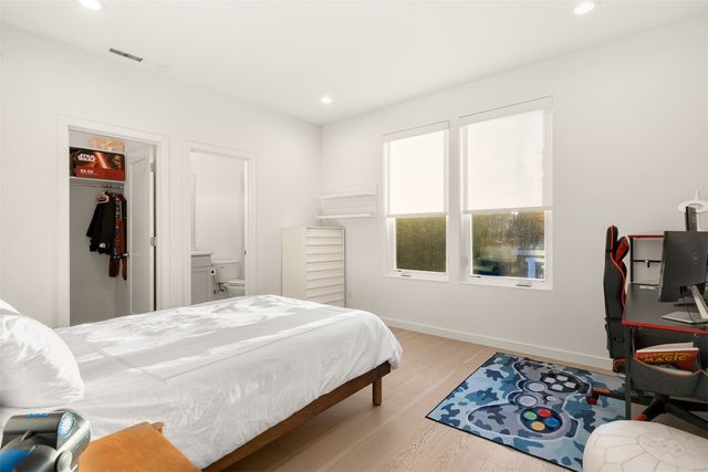 9215 NE 32nd Street, Clyde Hill, WA 98004