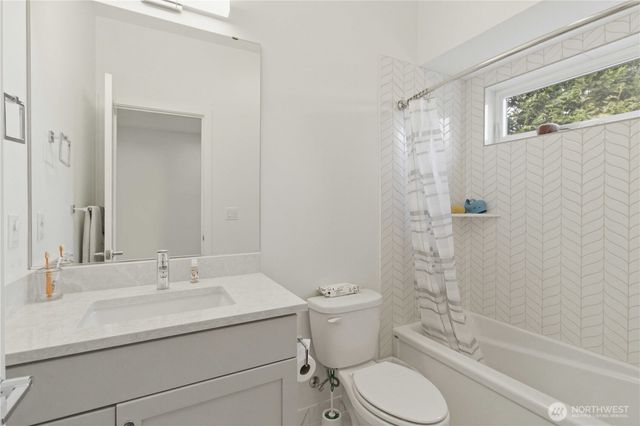 9215 NE 32nd Street, Clyde Hill, WA 98004