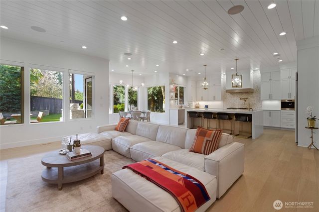 9215 NE 32nd Street, Clyde Hill, WA 98004