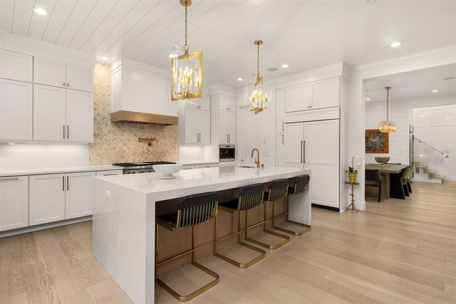 9215 NE 32nd Street, Clyde Hill, WA 98004