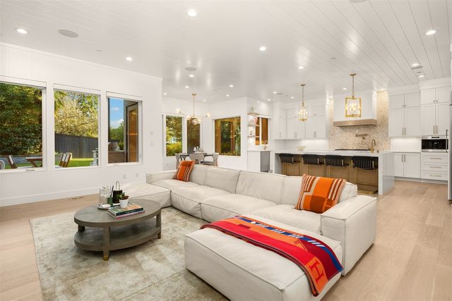 9215 NE 32nd Street, Clyde Hill, WA 98004