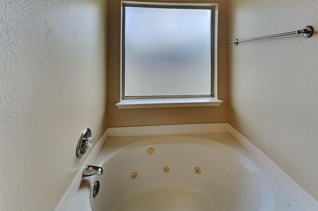 5122 Chase Park Gate Street, Bacliff, TX 77518
