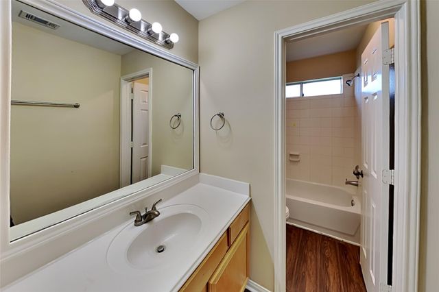 5122 Chase Park Gate Street, Bacliff, TX 77518