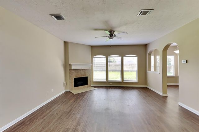 5122 Chase Park Gate Street, Bacliff, TX 77518