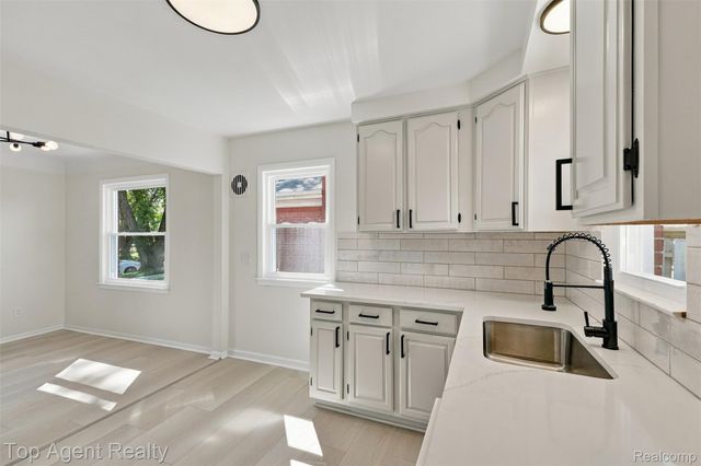 24243 Petersburg Avenue, Eastpointe, MI 48021