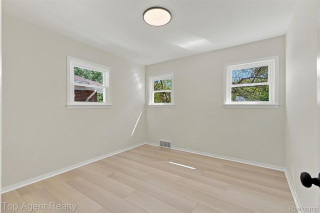 24243 Petersburg Avenue, Eastpointe, MI 48021