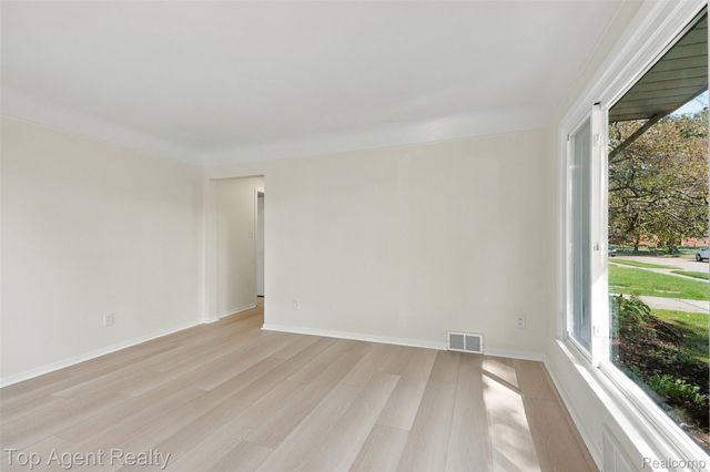 24243 Petersburg Avenue, Eastpointe, MI 48021