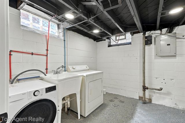 24243 Petersburg Avenue, Eastpointe, MI 48021