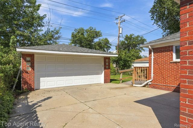 24243 Petersburg Avenue, Eastpointe, MI 48021