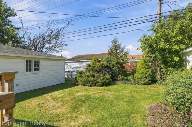 24243 Petersburg Avenue, Eastpointe, MI 48021