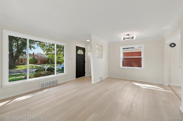 24243 Petersburg Avenue, Eastpointe, MI 48021