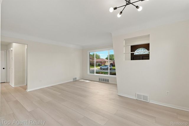 24243 Petersburg Avenue, Eastpointe, MI 48021