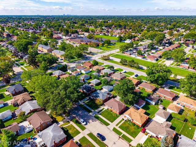 24243 Petersburg Avenue, Eastpointe, MI 48021