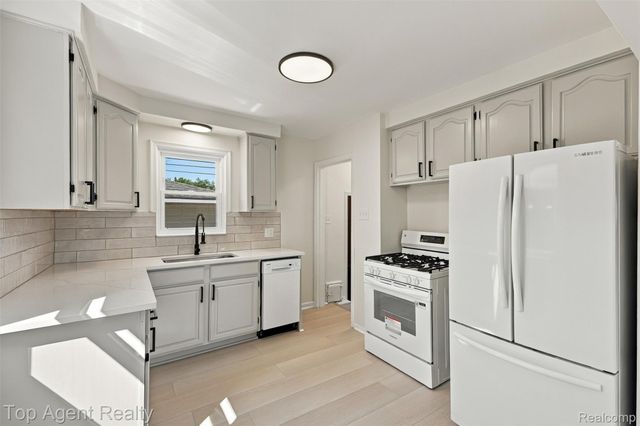 24243 Petersburg Avenue, Eastpointe, MI 48021