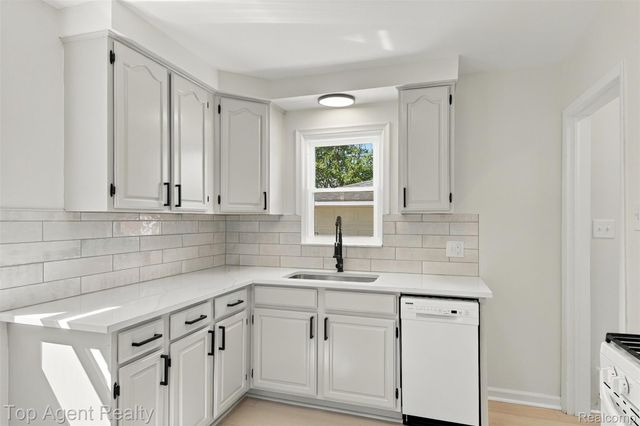 24243 Petersburg Avenue, Eastpointe, MI 48021