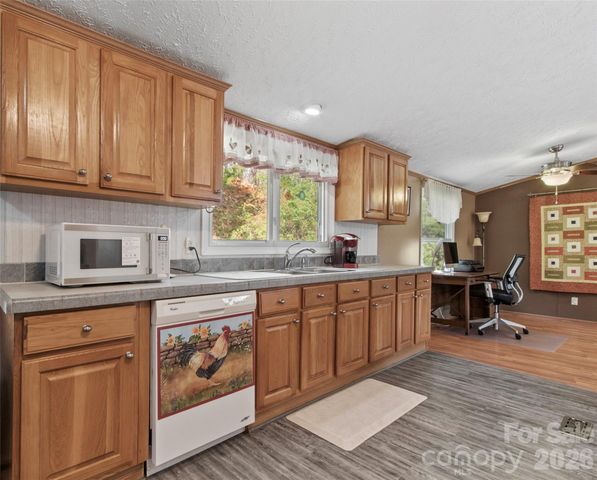 155 Thunderstruck Ridge, Burnsville, NC 28714