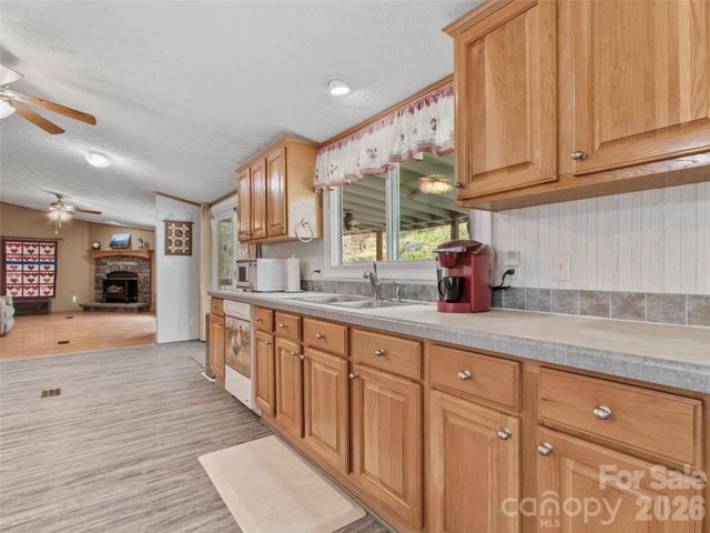 155 Thunderstruck Ridge, Burnsville, NC 28714